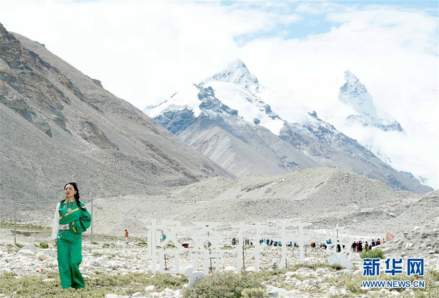 （文化）（5）“格桑花開”西藏民族服飾秀亮相珠峰大本營(yíng)