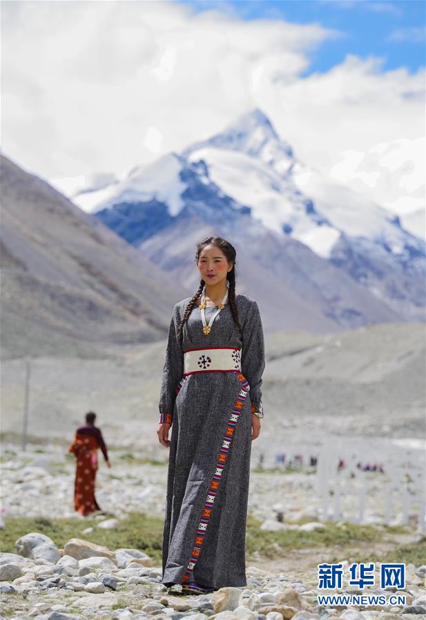 （文化）（3）“格?；ㄩ_”西藏民族服飾秀亮相珠峰大本營(yíng)