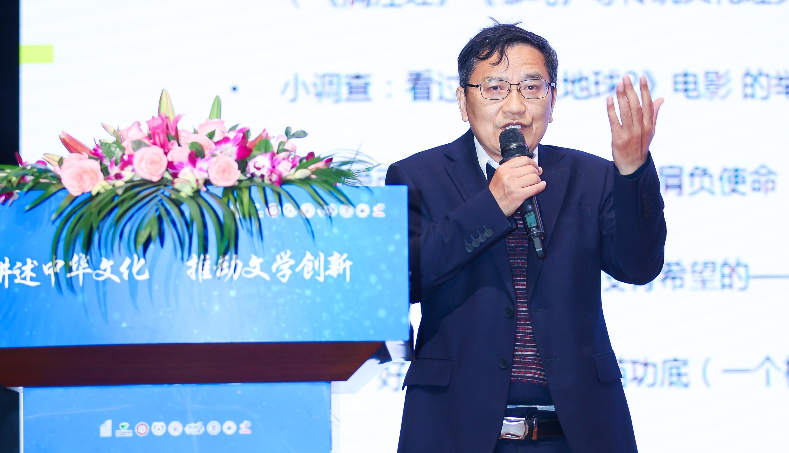 活動現(xiàn)場，“全國文學(xué)盛典名師大講堂”主講嘉賓謝晨為大家?guī)碇黝}講座